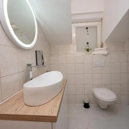 Tomi Apartment