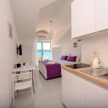 Tomi Apartment *